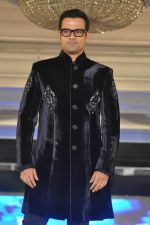 Rohit Roy walk the ramp at Umeed-Ek Koshish charitable fashion show in Leela hotel on 9th Nov 2012,1 (27).JPG